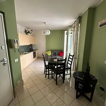 Per 4 Persone In Centro Alba Apartment